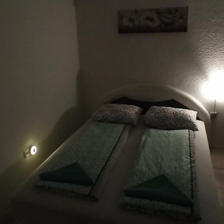 Helly'S Apartman - Self Check-In - Яйце Номер фото